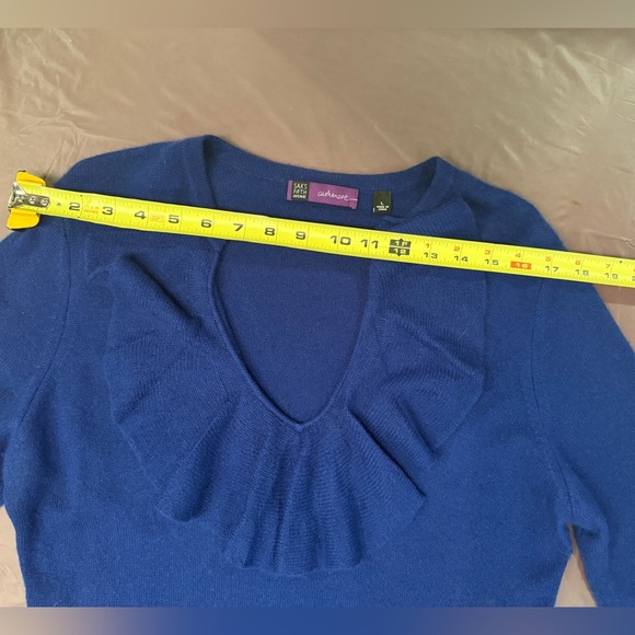 Saks 5th Avenue 100% Cashmere Blue Ruffle front Vneck L/S Sweater Size Large - Picture 10 of 10